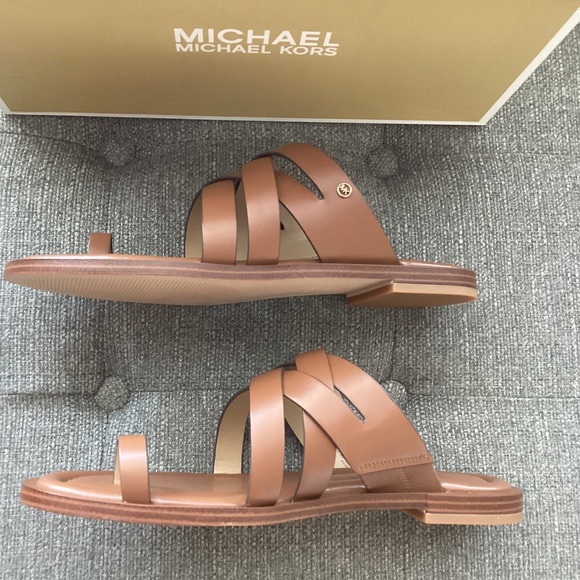 MICHAEL Michael Kors Nora Toe Ring Leather Sandals, size 9.5 - Picture 5 of 12